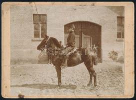 1896 "Kis katona" lovon, keményhátú fotó, foltos, törésnyomokkal, 10,5×16,5 cm