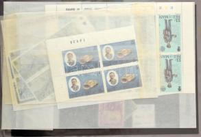 12 lapos gyűrűs levélberakó, benne kevés angol gyarmat, Isle of Man, FDC-k, kínai képeslapok