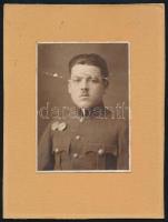 cca 1915 Katona 2 db kitüntetéssel, kartonra ragasztott fotó, sérüléssel, 12×8,5 cm