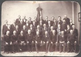 1899 Miskolci Daláregylet csoportképe, rajta Tóth Pállal és más neves személyiségekkel, feliratozva, foltos, 25×36 cm