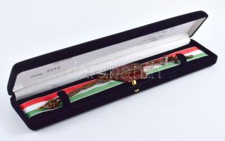 A recski megsemmisítő-kényszermunkatábor (1950-53) kettős drótkerítésének eredeti darabja, igazolással, sorszámozott: 0284m díszdobozban, h: 26 cm