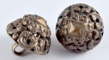 cca 1840 Király József (1832-) ötvös által készített 2 darab ezüst (Ag) pitykegomb, jelzett, az alkotó életrajzával, nettó 6,7g