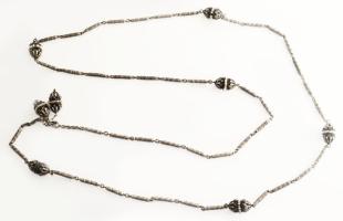 Ezüst (Ag) nagyméretű nyaklánc, zománcozott díszítéssel és barokk gyöngy berakásokkal, jelzett, h: cca 150 cm, bruttó 95g