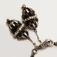 Ezüst (Ag) nagyméretű nyaklánc, zománcozott díszítéssel és barokk gyöngy berakásokkal, jelzett, h: c...