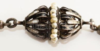 Ezüst (Ag) nagyméretű nyaklánc, zománcozott díszítéssel és barokk gyöngy berakásokkal, jelzett, h: c...