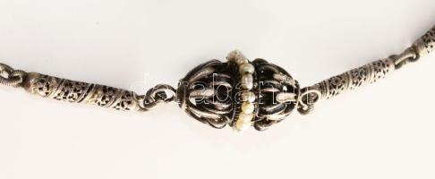 Ezüst (Ag) nagyméretű nyaklánc, zománcozott díszítéssel és barokk gyöngy berakásokkal, jelzett, h: c...