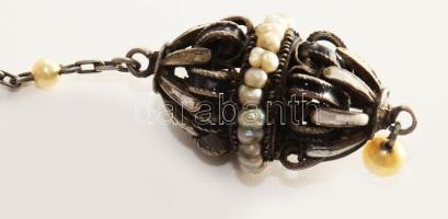 Ezüst (Ag) nagyméretű nyaklánc, zománcozott díszítéssel és barokk gyöngy berakásokkal, jelzett, h: c...