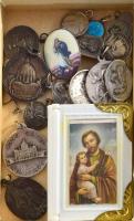 Két kis doboznyi kegytárgy medál, rózsafüzér, régi darabokkal