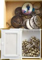 Két kis doboznyi kegytárgy medál, rózsafüzér, régi darabokkal