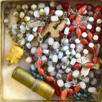 Két kis doboznyi kegytárgy medál, rózsafüzér, régi darabokkal