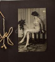 cca 1970 Akt fotóalbum, 24 db beragasztott fotóval, 8,5×6 és 13,5×7,5 cm