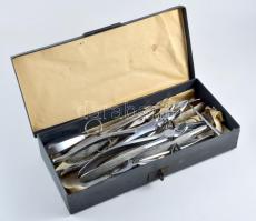 Doboznyi orvosi eszköz, sok fogóval.