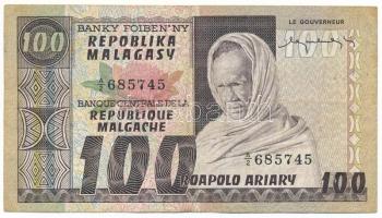Madagaszkár DN(1974-1978) 100Fr / 20A "A/2 685745" C:F, tűzőgéplyukak Madagascar ND(1974-1978) 100 Francs / 20 Ariary "A/2 685745" C:F, staplerholes Krause P#63a