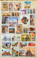 Olaszország gyűjtemény 2 db 6 lapos, közepes berakóban + kis doboznyi másodpéldány