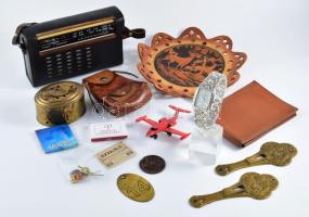 Vegyes bolha tétel, közte Sokol 403 rádió, Geneva karóra, "Dunai árvízvédelemért 1954" jelvény, gyufacímkék, kitűzők, stb.