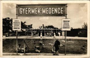 1943 Hajdúszoboszló, Gyermekmedence, fürdőzők (EK)