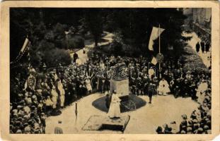 1935 Szombathely, Premontrei diákok hősi emlékművének avatási ünnepsége, Vadász Norbert ünnepi beszédet mond, leventék, cserkészek és katonák a tömegben. Alexy Béla felvétele (EM)