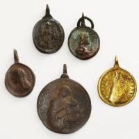 cca 18.sz, 5 darab kegytárgy medál, h: 4 cm alatt