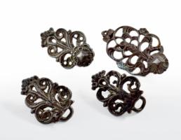 4 darab fém ötvösmunka ruhadísz, h: 3-3,5 cm