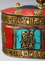 Kő rárakásos díszítésű tibeti réz ékszeres doboz, 18x9x14 cm