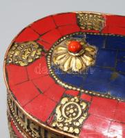 Kő rárakásos díszítésű tibeti réz ékszeres doboz, 18x9x14 cm