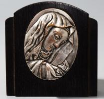 Ezüstözött bronz Mária plakett, jelzett, kopott, fa tartón, m: 10,5 cm