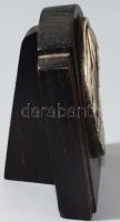 Ezüstözött bronz Mária plakett, jelzett, kopott, fa tartón, m: 10,5 cm