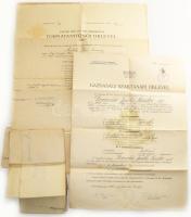 1913-1941 4 db tanítói oklevél, rajtuk számos aláírással, köztük ifj. Szinnyei József (1857-1943), Fröhlich Izidor (1852-1931), Kornis Gyula (1885-1958), Beöthy Zsolt (1848-1922), ifj. Entz Géza (1875-1943) és mások. Változó méretben és állapotban, az egyik sérült, szétváló állapotban.