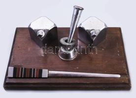 Art deco íróasztali szett, fa lapon felerősített kocka alakú fém tintatartók és tolltartó rész, hozzá levélbontó kés, kopással, 18x28 cm /// Art deco desk set, with cube-shaped metal inkwells and pen holder mounted on a wooden base, together with a letter opener, with wear, 18×28 cm