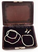 Régi tenyésztett gyöngy ékszer szett, a karkötő ezüst (Ag) kapoccsal, a nyaklánc 14K arany (Au) kapoccsal, a fülbevaló pár 14K arany (Au) szerelékkel, a nyaklánc és a karkötő jelzett, teljes bruttó 13g. Az arany részek későbbiek, a doboz korabeli szecessziós díszdoboz, 13x17 cm