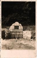 Kolozsvár, Cluj; Erzsébet királyné (Sissi) forrás. Újjáépítette a Kolozsvári Gyopár Turista Egyesület / spring source, Empress Elisabeth (Sisi) of Austria. photo + "1935 GYOPÁR TURISTA EGYESÜLET KOLOZSVÁR" (EK)