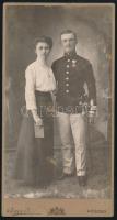 1912 Kőszeg, fiatal katona felesége társaságában, szablyával, Katonai Jubileumi Kereszt kitüntetéssel, kabinetfotó Axer J. kőszegi műterméből, a hátoldalon német nyelvű dedikációval, 20,5x11 cm