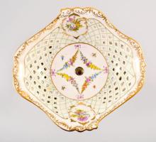 Carl Thieme (feltehetően) figurális díszítésű aufsatz. cca 1900, figurális és gazdag plasztikus virá...