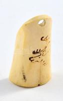 Csontfuvola / csontsíp. Faragott szarvascsont, szarvas ábrázolással, h: 4 cm