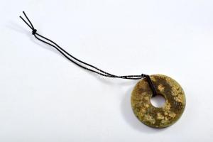 cca 19. sz. vége, Kínai "Bi disc". Faragott jáde, kínai rituális tárgy, körbefutó mintázattal, d: 5 cm