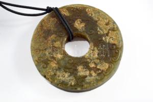 cca 19. sz. vége, Kínai "Bi disc". Faragott jáde, kínai rituális tárgy, körbefutó mintázat...