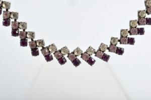 Kövekkel díszített nyakék, h: 40 cm