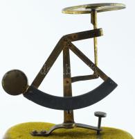 Antik ékszermérleg, részben kopott bársony borítással, m: 15,5 cm