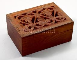 Faragott díszdoboz, 17x13 cm