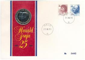 Norvégia 1993. "Harald király és Sonja királyné ezüstlakodalmuk alkalmából" kétoldalas Cu-Ni emlékérem, számozott, felbélyegzett "Harald - Sonja - 25 - 1968-1993" borítékban, bélyegzéssel (0443) T:PP Norway 1993. "King Harald &amp; Queen Sonja Silver Wedding" two-sided Cu-Ni commemorative medallion in numbered "Harald - Sonja - 25 - 1968-1993" envelope, with stamp and cancellation (0443) C:PP