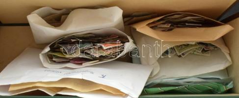 Több ezer tengerentúli bélyeg rengeteg képessel borítékokban, dobozban. Érdekes vegyes anyag, érdemes megnézni!!