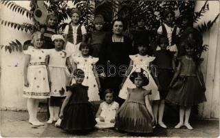 1928 Alsódabas (Dabas), jelmezes gyerekek csoportképe. Kulcsár Bálint photo (EK)