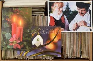 Kb. 800 db MODERN üdvözlőlap cipősdobozban / Cca. 800 modern greeting postcards in a shoe box