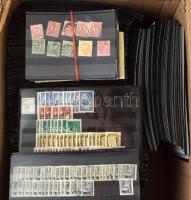 Másodpéldányok stecklapokon rendezve, több száz darab kis és főleg közepes stecklapon, a krajcárosoktól kb a 80-as évek végéig, karton dobozban