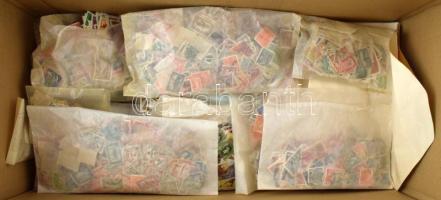 Legalább 1,5 kg átnézetlen, rendezetlen régi és modern magyar bélyeg kisebb- nagyobb tasakokban, karton dobozban. Jól böngészhető nagy anyag!!