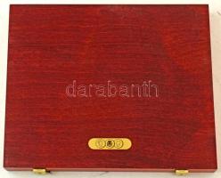 "Euro" mahagóni fa érmetartó kazetta bársonybéléssel, beépített tálcával, benne összesen 12db 27,5x27,5mm-es, 2db 52x52mm-es és 1db 100x200mm-es férőhellyel. Használt, újszerű állapotban.