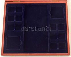 "Euro" mahagóni fa érmetartó kazetta bársonybéléssel, beépített tálcával, benne összesen 1...