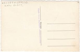 Kecsetkisfalud, Satu Mic; Székely kapu előtt népviseletbe öltözött helyi lakosok. Kováts István felv...