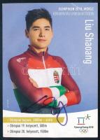 cca 2018 Liu Shaoang kétszeres olimpiai bajnok gyorskorcsolyázó aláírása az őt ábrázoló képen