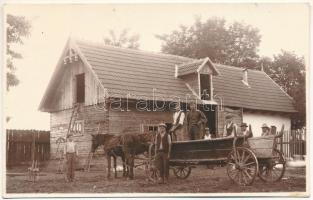 Kézdivásárhely, Targu Secuiesc; lovas szekér gazdákkal. Bogdán felvétele / horse chariot with farmers. photo
